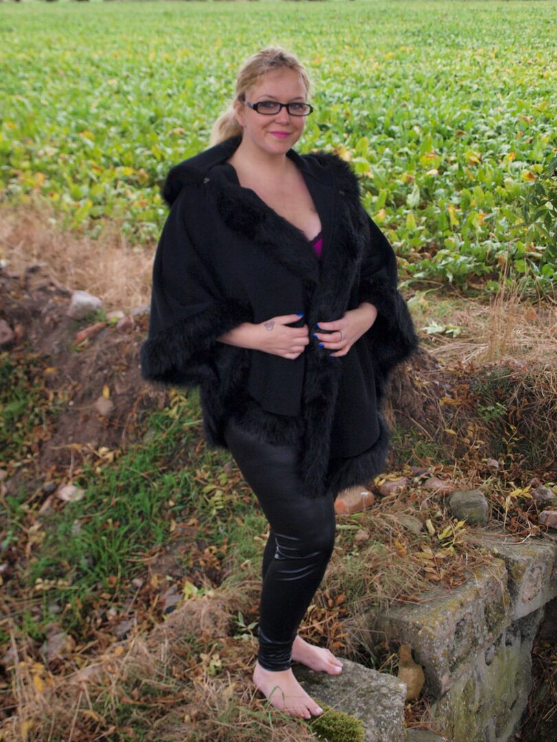 16P L'amatrice blonde Sindy Bust perd ses gros seins près du champ d'un fermier