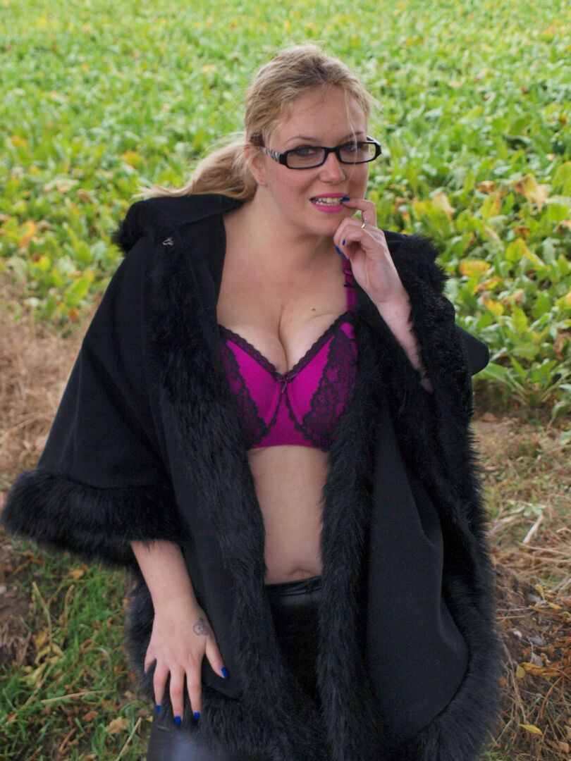 16P L'amatrice blonde Sindy Bust perd ses gros seins près du champ d'un fermier