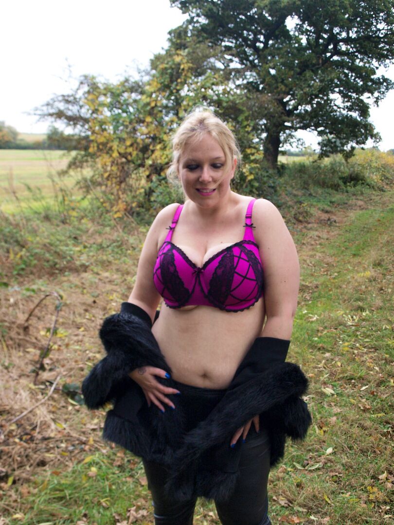 16P L'amatrice blonde Sindy Bust perd ses gros seins près du champ d'un fermier