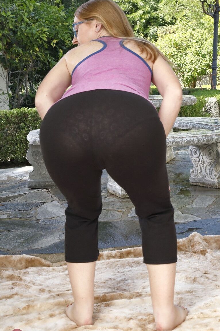 21P Sacanagem grávida Skye Avery fica nua e mostra seus buracos peludos à beira da piscina