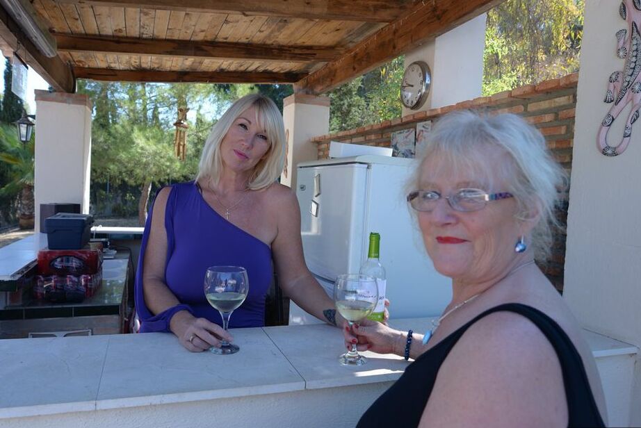 20P Idosas se beijam lésbicas depois de beberem muito vinho no pátio