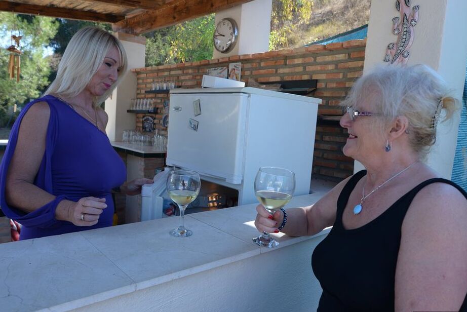 20P Idosas se beijam lésbicas depois de beberem muito vinho no pátio
