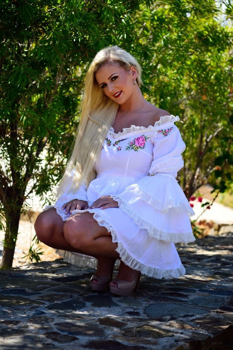 12P La blonde Lycia Sharyl montre ses seins pleins tout en se déshabillant dehors