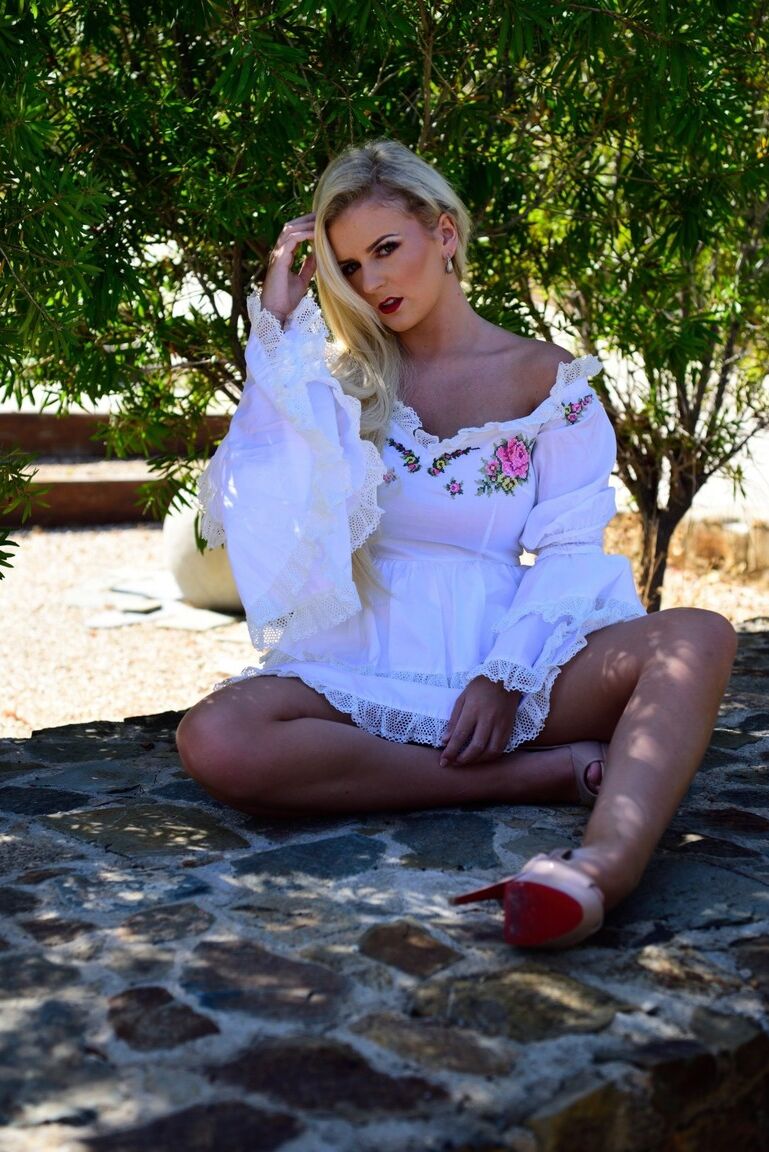 12P La blonde Lycia Sharyl montre ses seins pleins tout en se déshabillant dehors
