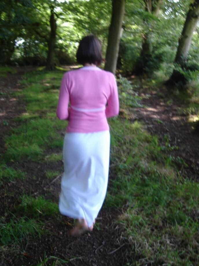 16P La salope Scot Susan, une femme plus âgée, fait une pipe dans les bois après avoir dénudé son cul