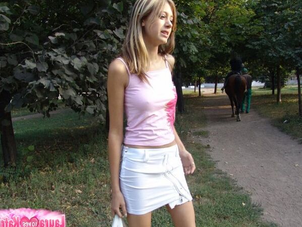 15P Adolescente amador mostra uma saia levantada sem calcinha enquanto visita um parque local