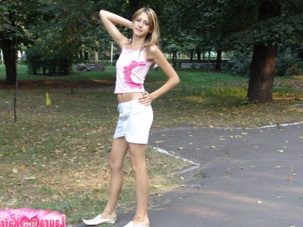 15P Teen amateur flashes a no panty upskirt while visiting a local park