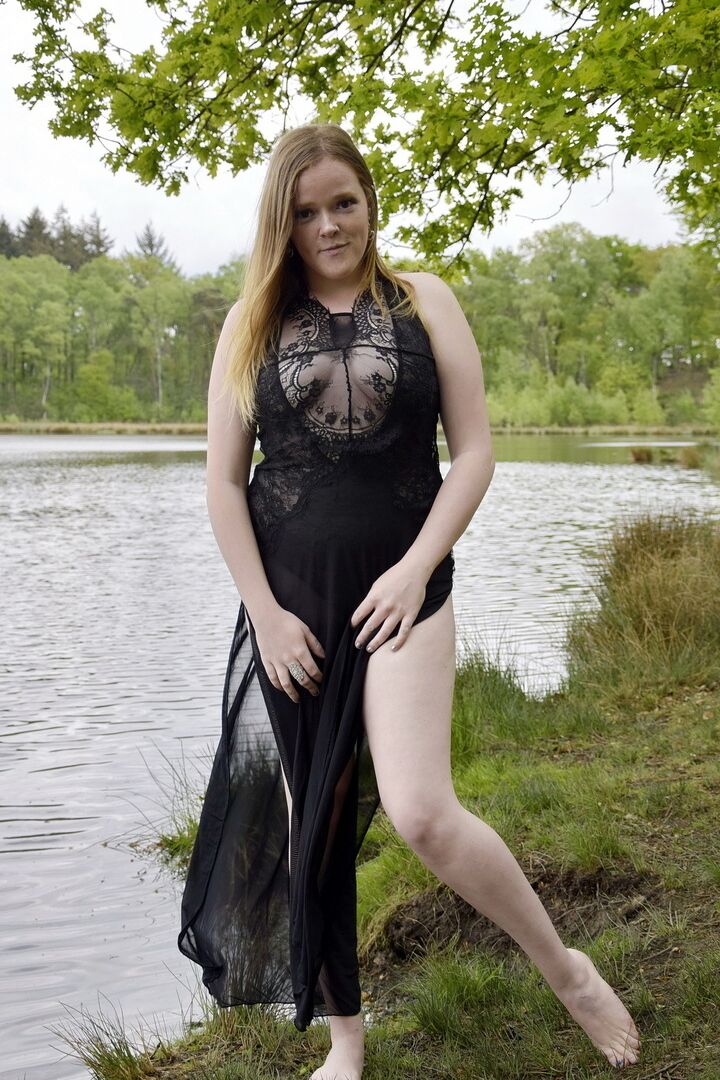 16P Ruiva amadora Luscious Models modela lingerie enquanto está em um lago