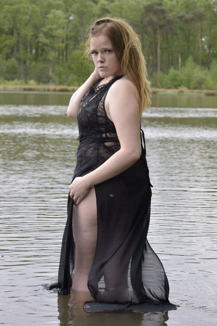 16P Ruiva amadora Luscious Models modela lingerie enquanto está em um lago