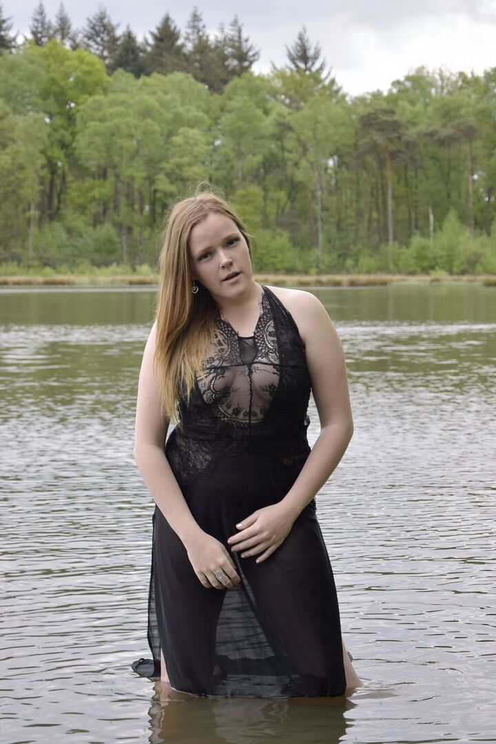 16P Ruiva amadora Luscious Models modela lingerie enquanto está em um lago