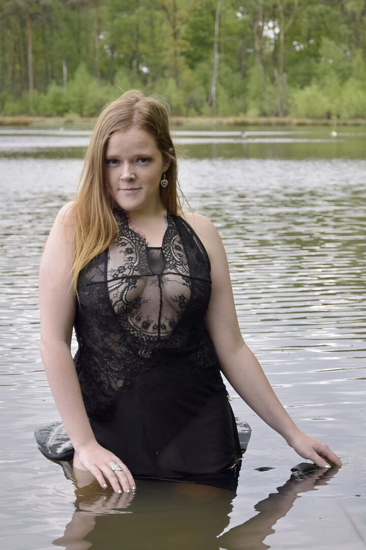 16P Ruiva amadora Luscious Models modela lingerie enquanto está em um lago