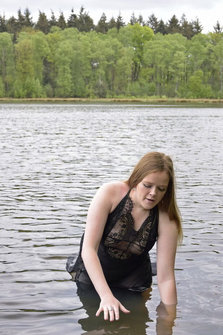 16P Ruiva amadora Luscious Models modela lingerie enquanto está em um lago