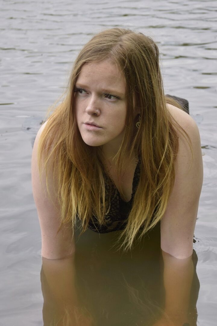 16P Ruiva amadora Luscious Models modela lingerie enquanto está em um lago