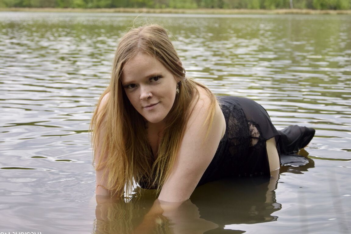 16P Ruiva amadora Luscious Models modela lingerie enquanto está em um lago