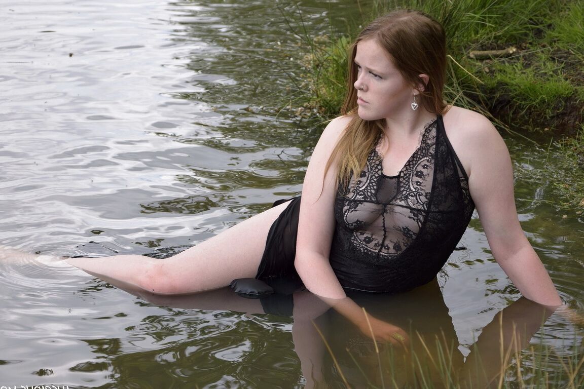 16P Ruiva amadora Luscious Models modela lingerie enquanto está em um lago