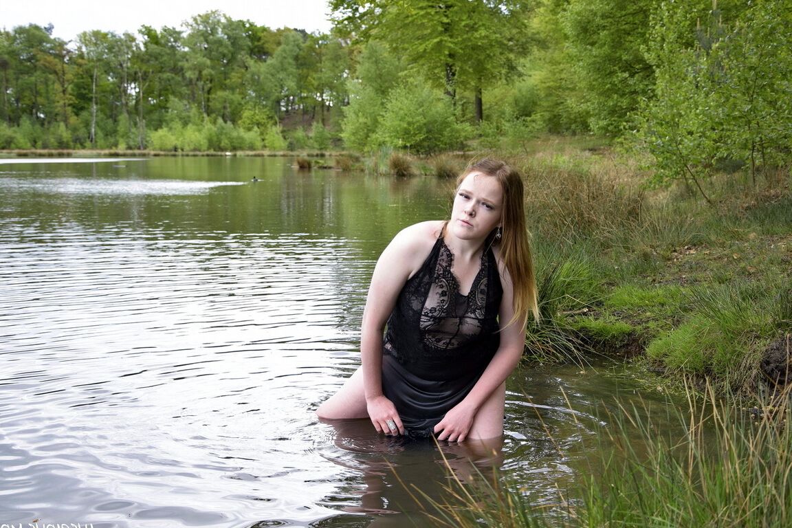 16P Ruiva amadora Luscious Models modela lingerie enquanto está em um lago