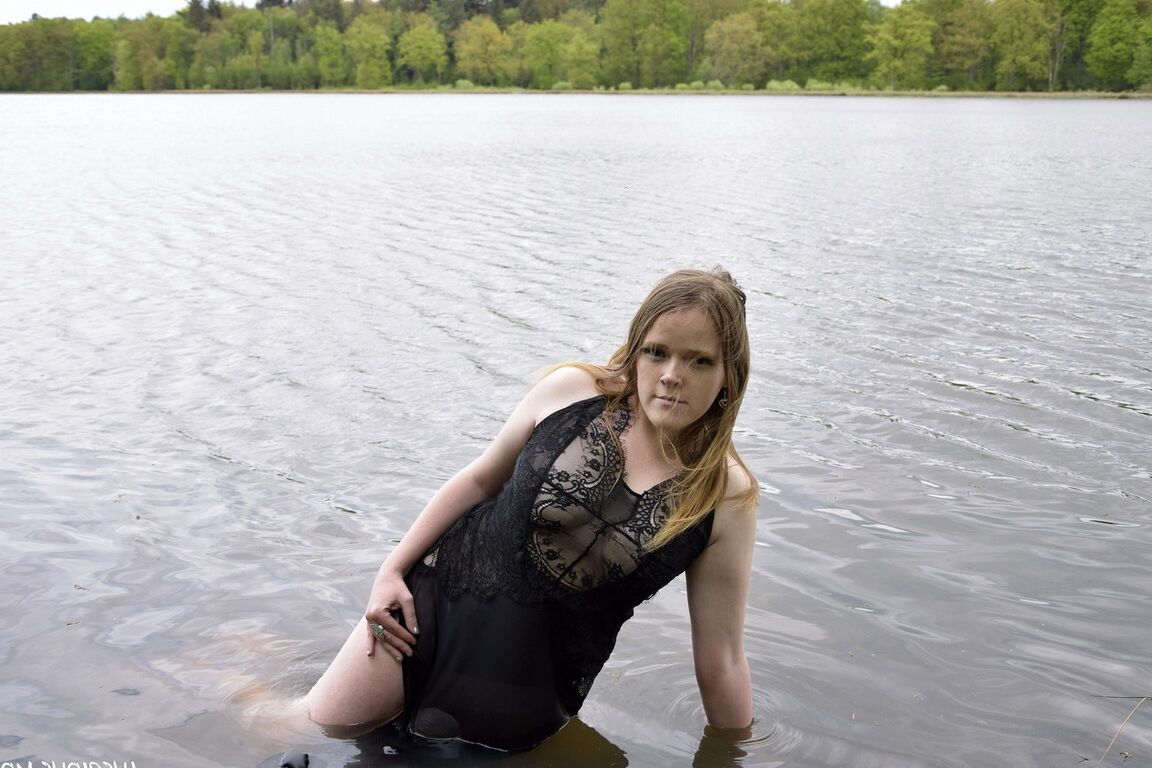 16P Ruiva amadora Luscious Models modela lingerie enquanto está em um lago