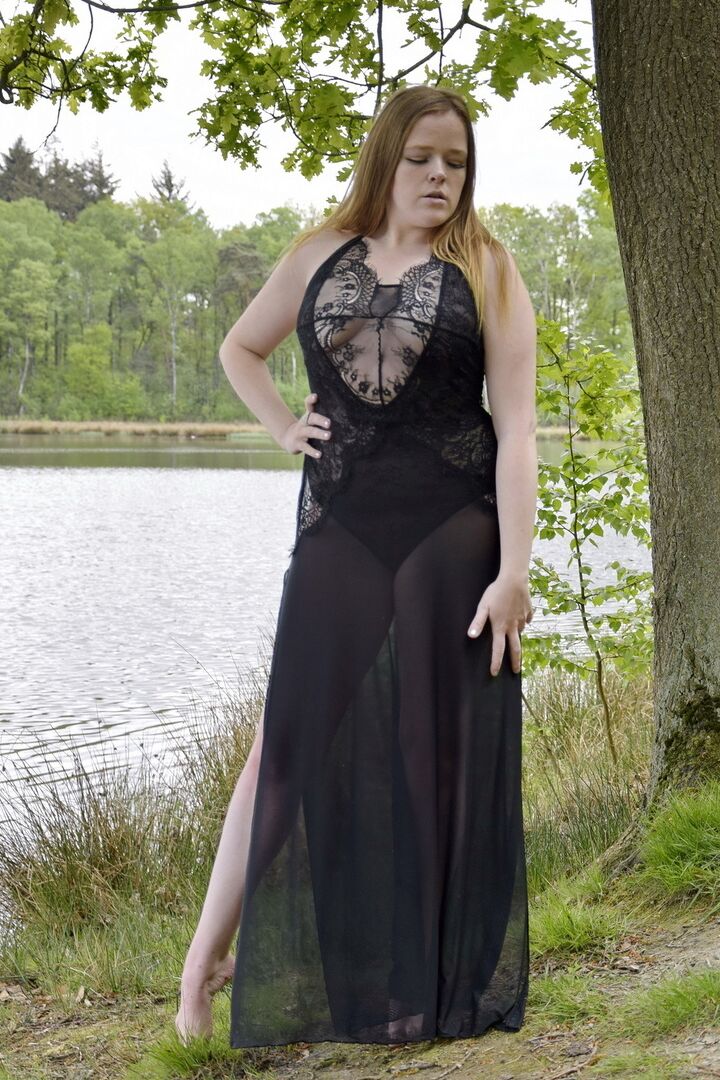 16P Ruiva amadora Luscious Models modela lingerie enquanto está em um lago