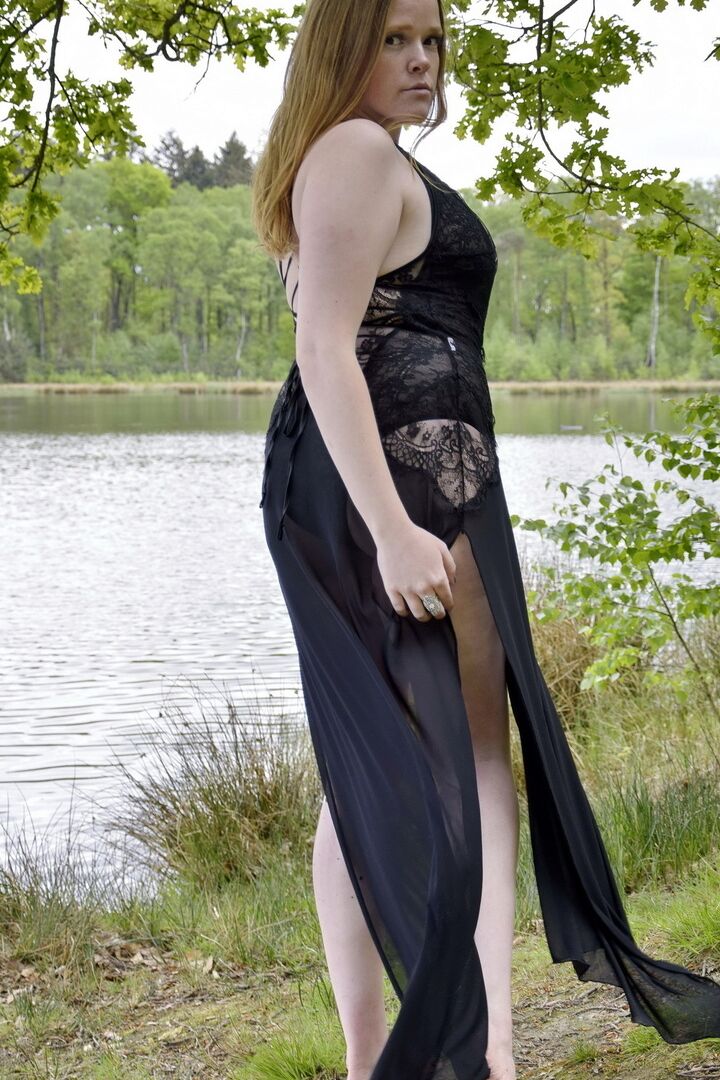 16P Ruiva amadora Luscious Models modela lingerie enquanto está em um lago