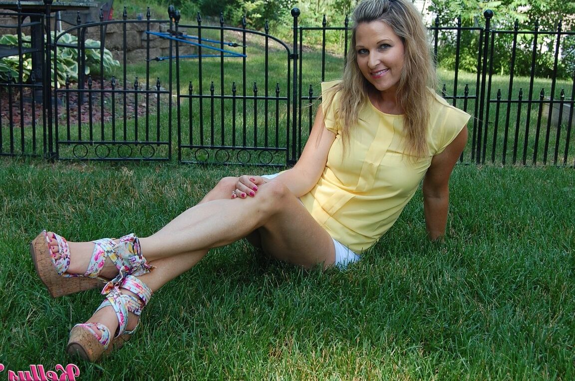 15P Kelly Anderson, mulher não nua, exibe seus lindos pés na grama exuberante