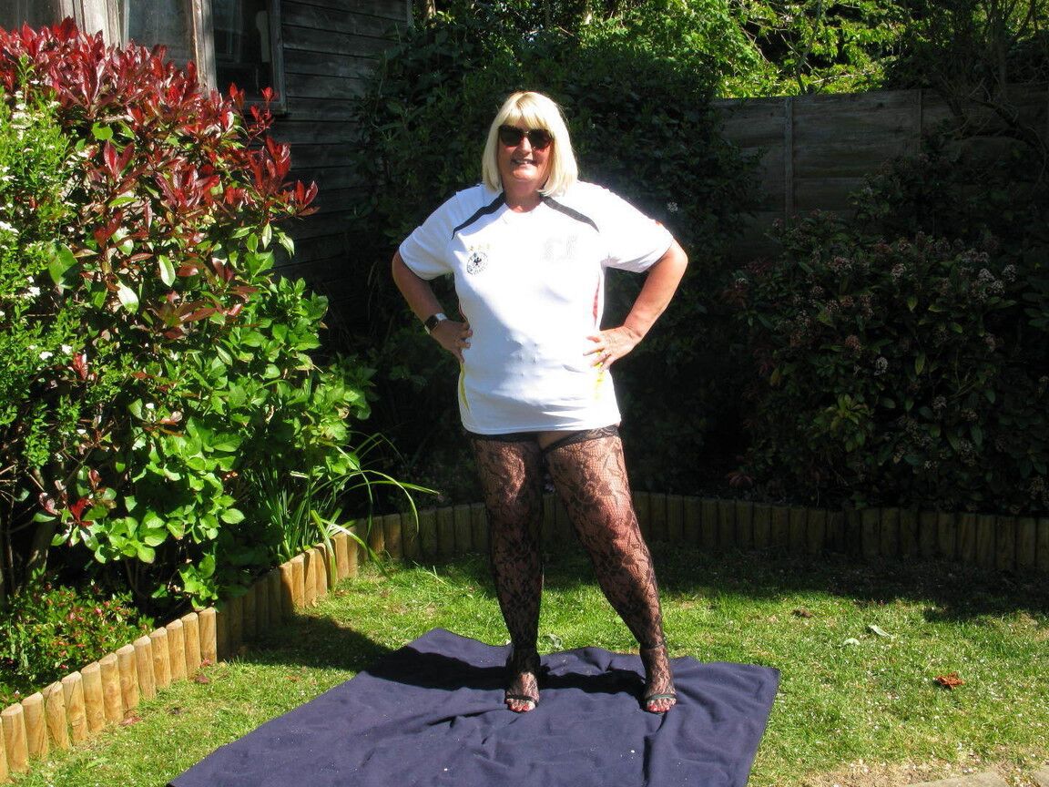20P A loira madura e gorda Chrissy Uk fica nua de meia-calça no quintal