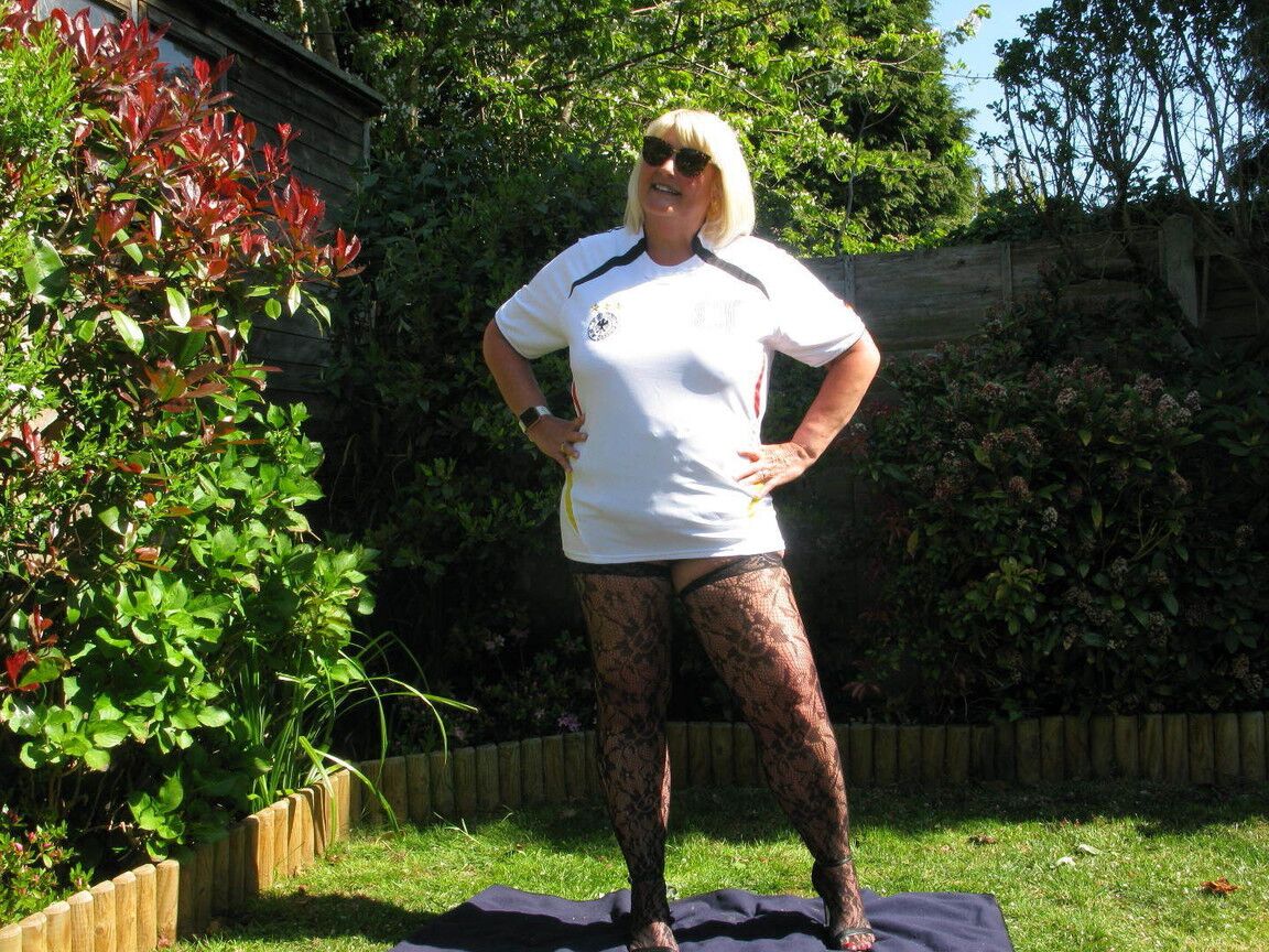 20P A loira madura e gorda Chrissy Uk fica nua de meia-calça no quintal