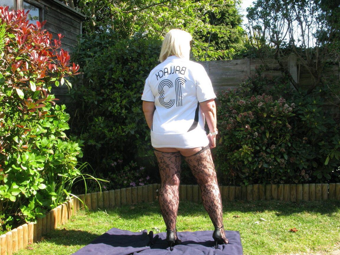 20P A loira madura e gorda Chrissy Uk fica nua de meia-calça no quintal