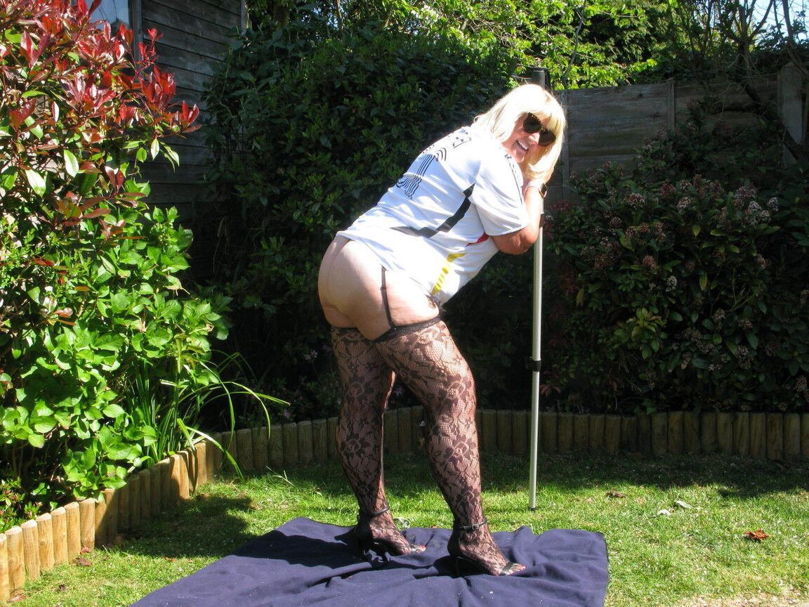 20P A loira madura e gorda Chrissy Uk fica nua de meia-calça no quintal