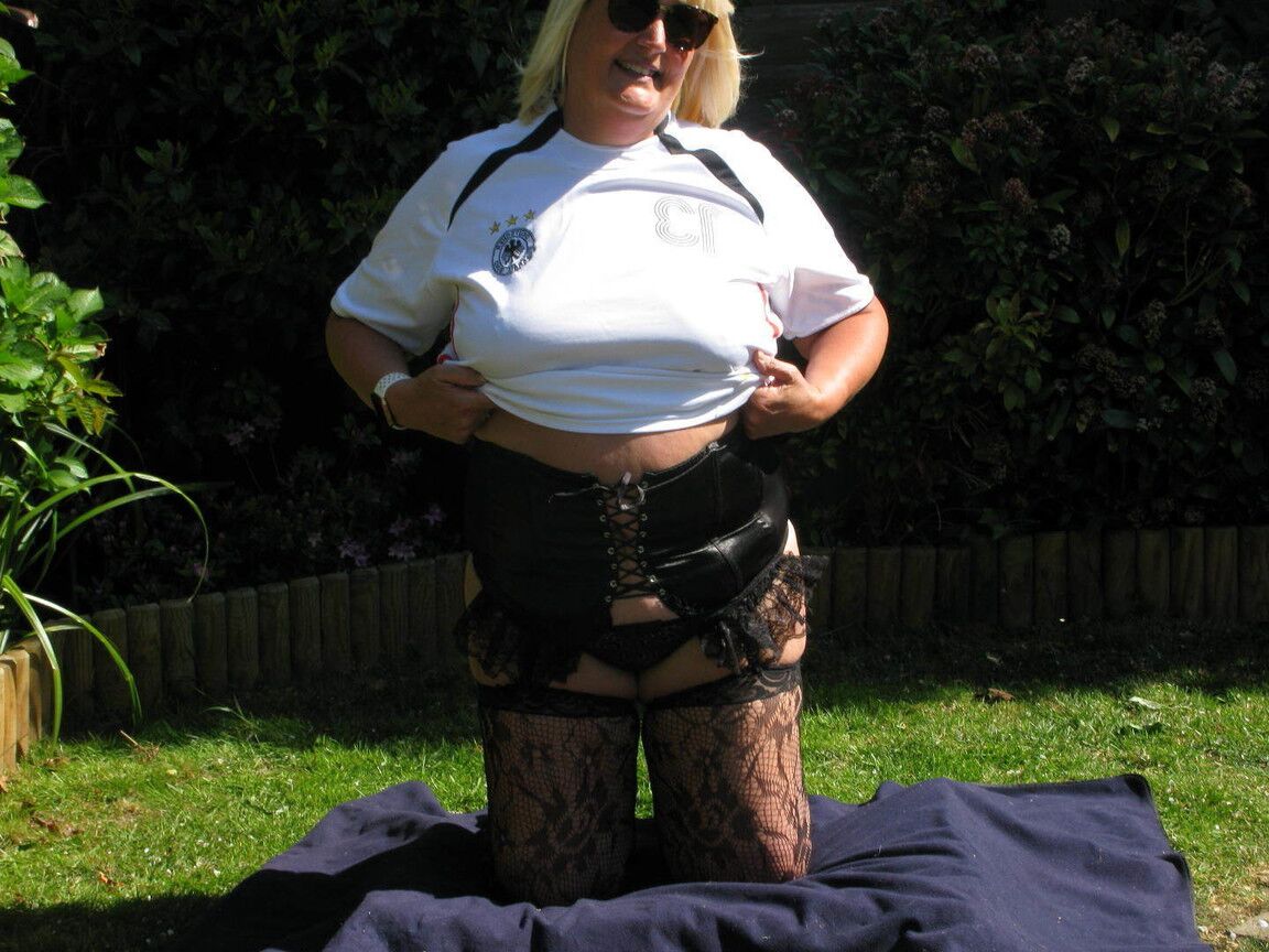 20P A loira madura e gorda Chrissy Uk fica nua de meia-calça no quintal