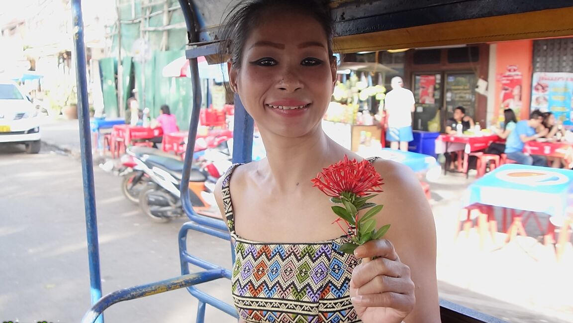 17P Amateur thaïlandais avec un cul à tomber par terre se fait défoncer en levrette sur un lit