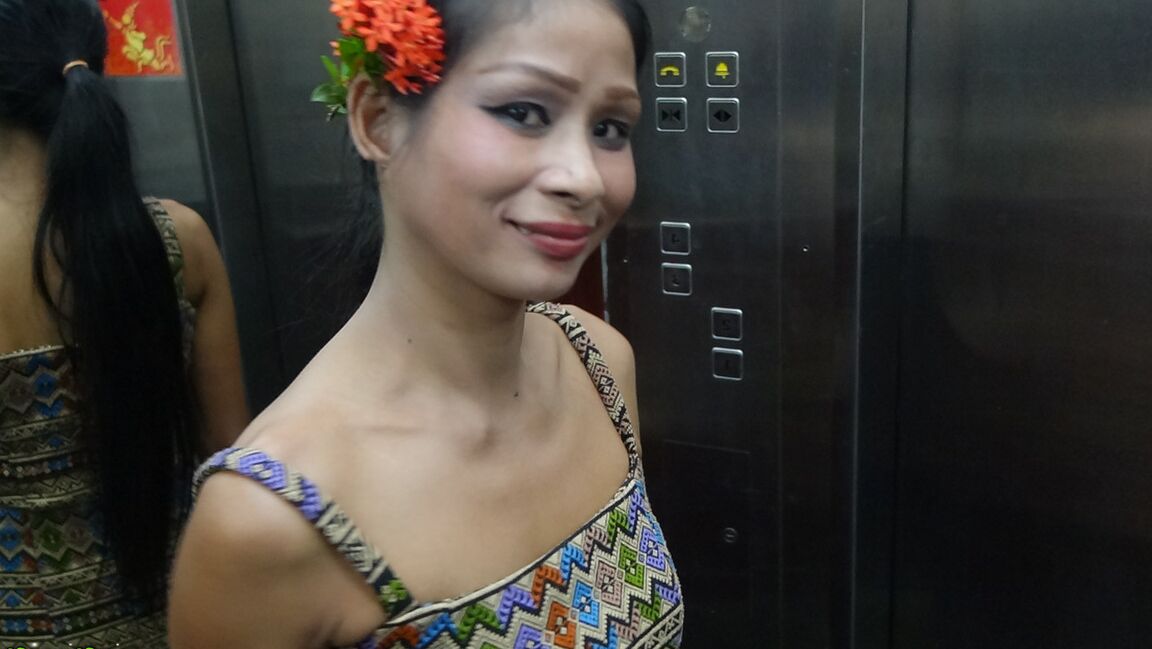 17P Amateur thaïlandais avec un cul à tomber par terre se fait défoncer en levrette sur un lit