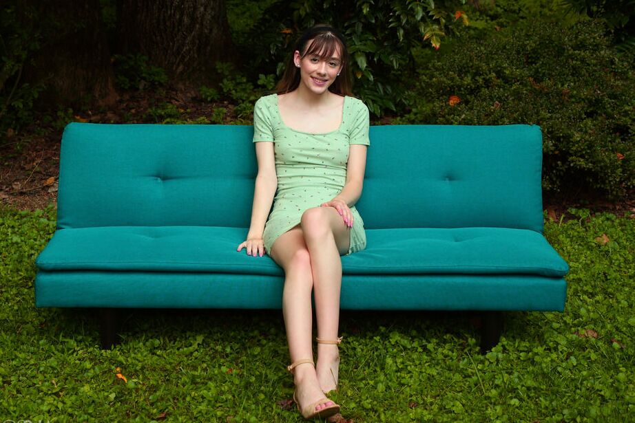 16P La flexible primeriza Michelle Anthony juega con su chocho en un futón en un jardín