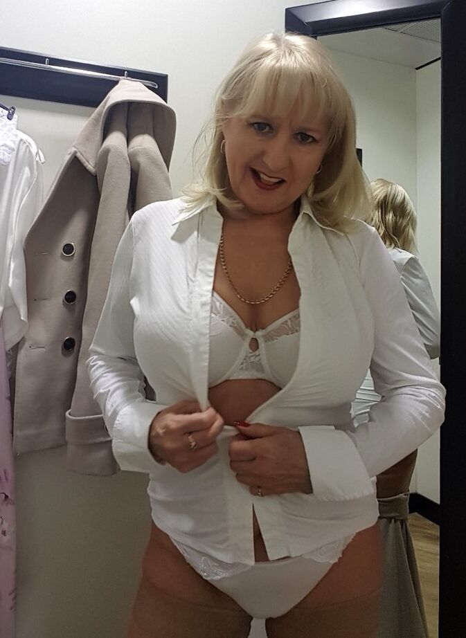 19P La esposa madura gordita Lorna Blu cambia de lencería sexy de blanco a rojo y negro