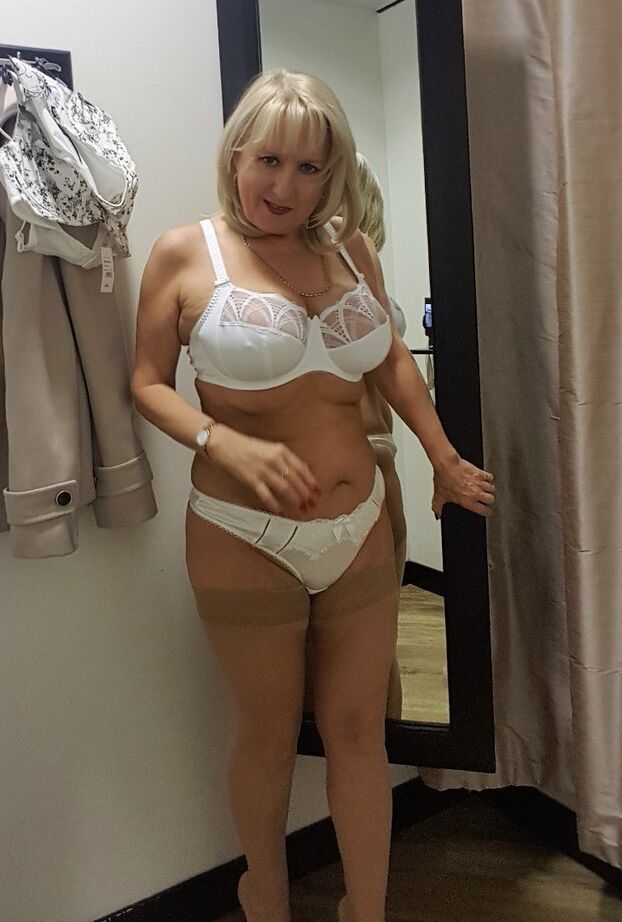 19P La esposa madura gordita Lorna Blu cambia de lencería sexy de blanco a rojo y negro