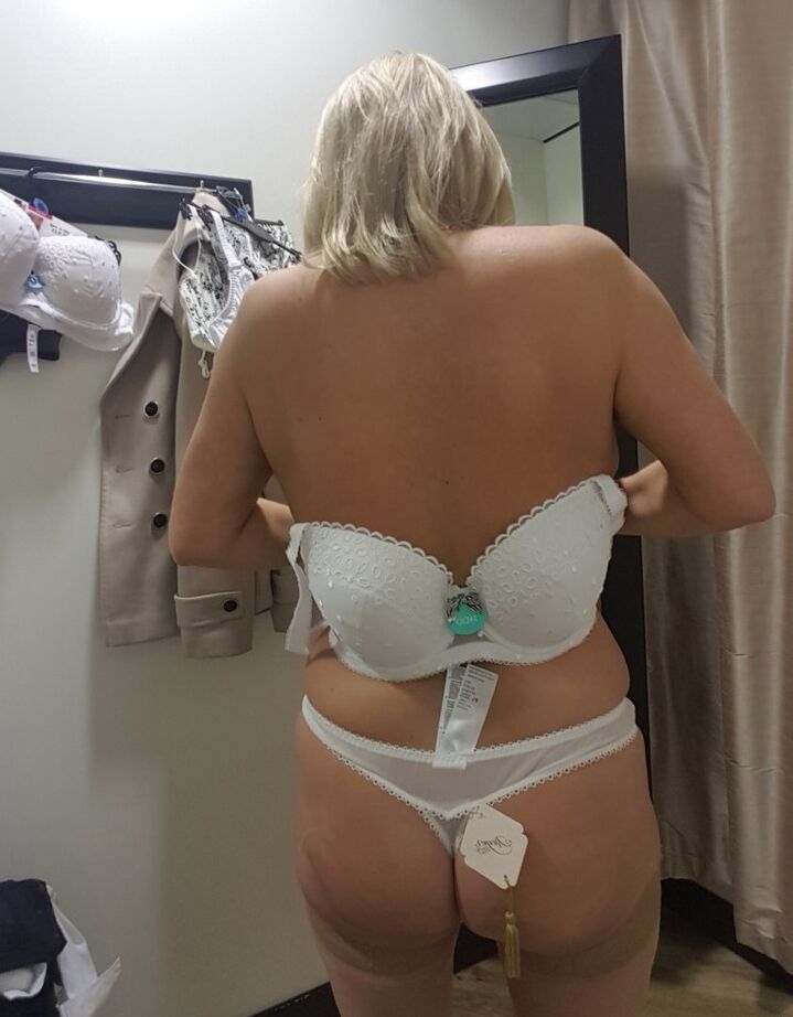 19P La esposa madura gordita Lorna Blu cambia de lencería sexy de blanco a rojo y negro
