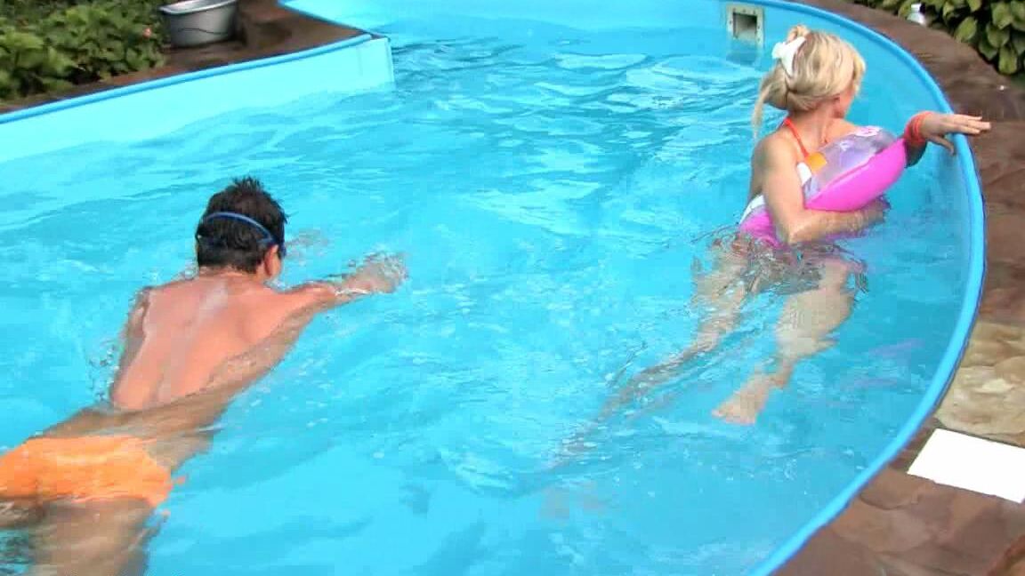 21P La rubia flaca Katie es embestida por dos cabrones cachondos después de un día en la piscina