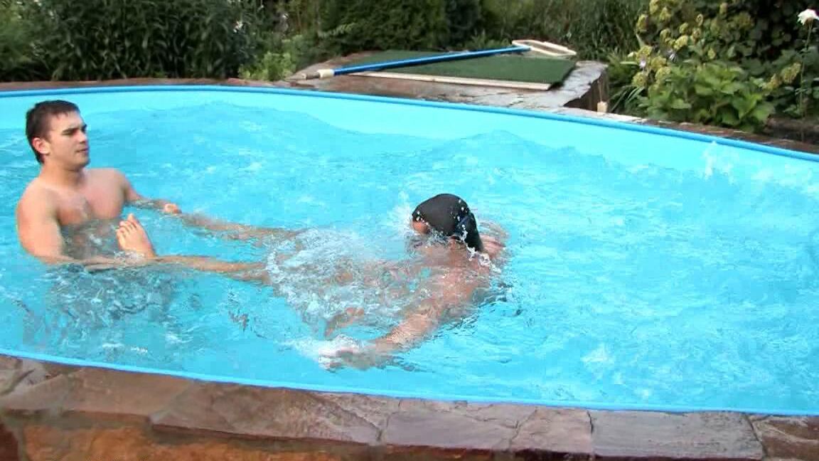 21P La rubia flaca Katie es embestida por dos cabrones cachondos después de un día en la piscina