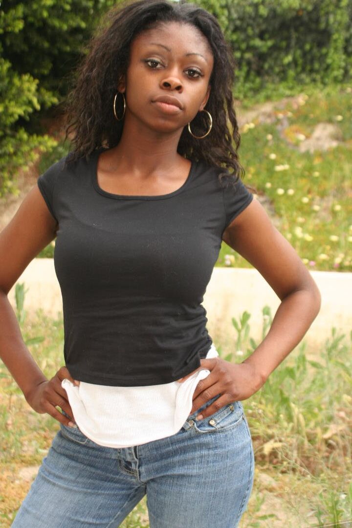 16P La fille noire Deja libère ses gros seins naturels avant de montrer sa chatte rose