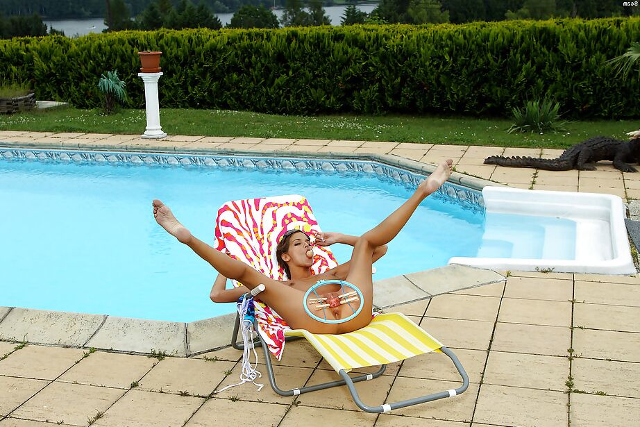 16P Begehrenswerte heiße Teenagerin spielt am Pool mit ihrer rasierten Fotze
