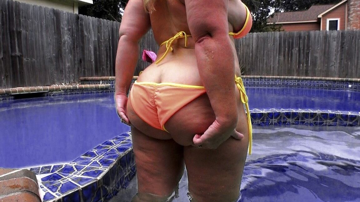 17P La amateur Dee Siren sacude su gran culo mientras usa braguitas de bikini