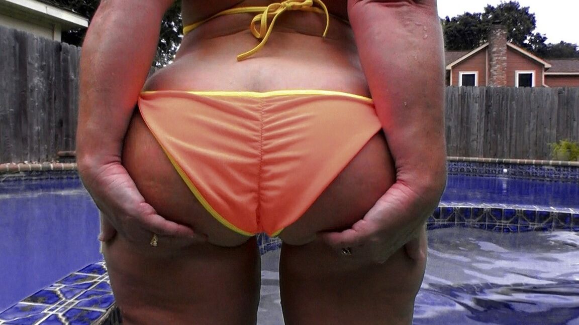 17P La amateur Dee Siren sacude su gran culo mientras usa braguitas de bikini