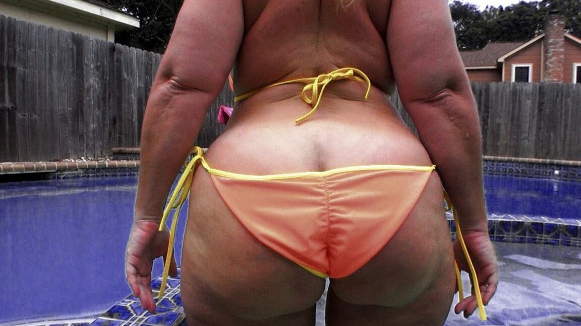 17P La amateur Dee Siren sacude su gran culo mientras usa braguitas de bikini