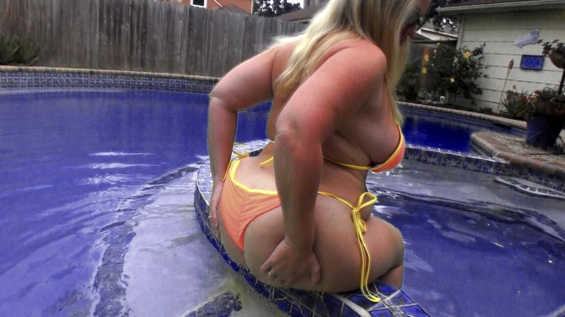 17P La amateur Dee Siren sacude su gran culo mientras usa braguitas de bikini