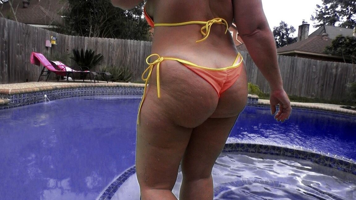 17P La amateur Dee Siren sacude su gran culo mientras usa braguitas de bikini