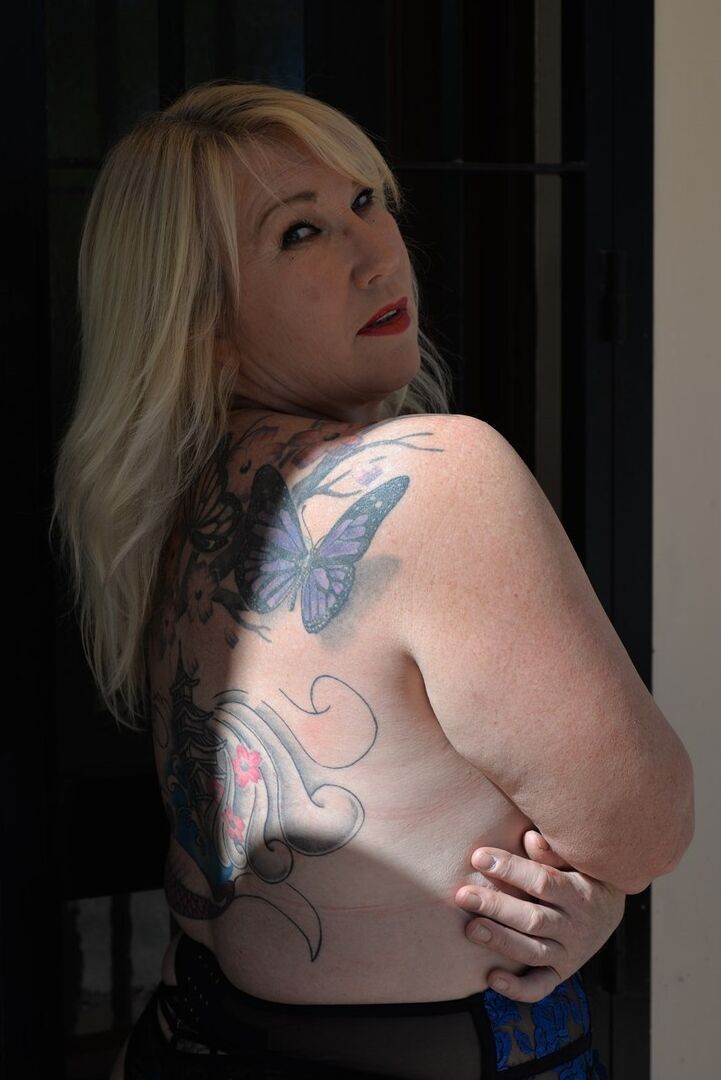 16P La blonde mature BBW Melody libère ses gros seins avant de jouer avec sa chatte en plein air