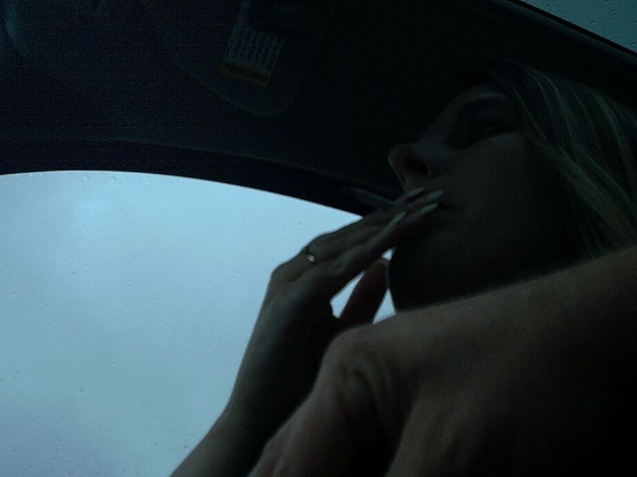20P Garota amadora Gangbang Momma se expõe em lugares públicos depois de dar um BJ
