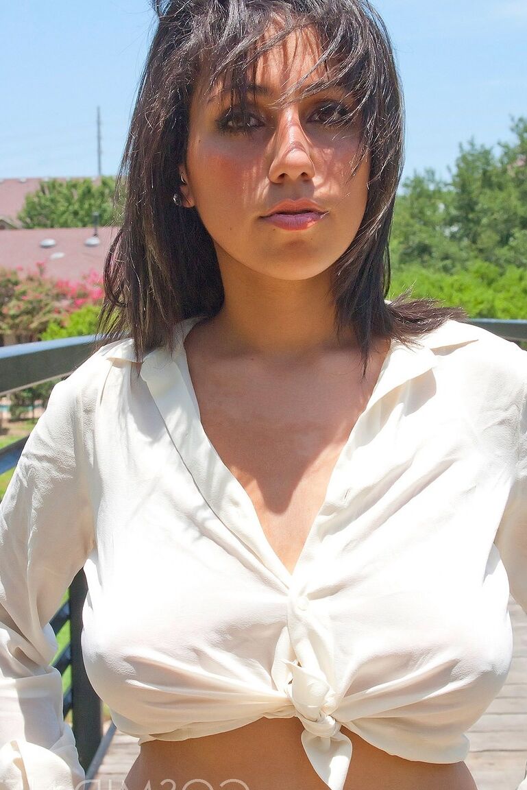 16P Hottie Shami Halil con pantalones cortos y camiseta blanca posando bajo el sol