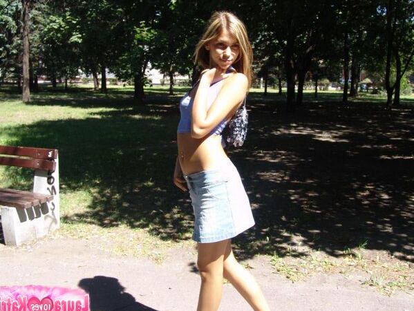 10P Милая молодая блондинка в джинсовой короткой юбке демонстрирует сексуальный пирсинг на пупке