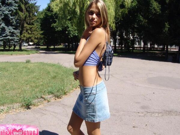 10P Милая молодая блондинка в джинсовой короткой юбке демонстрирует сексуальный пирсинг на пупке