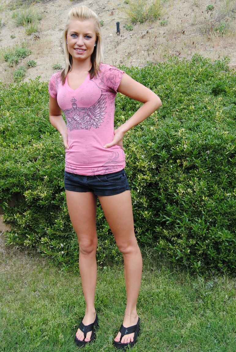 16P La modelo amateur Tiny Tiff desliza sus pantalones cortos y bragas sobre su culo apretado